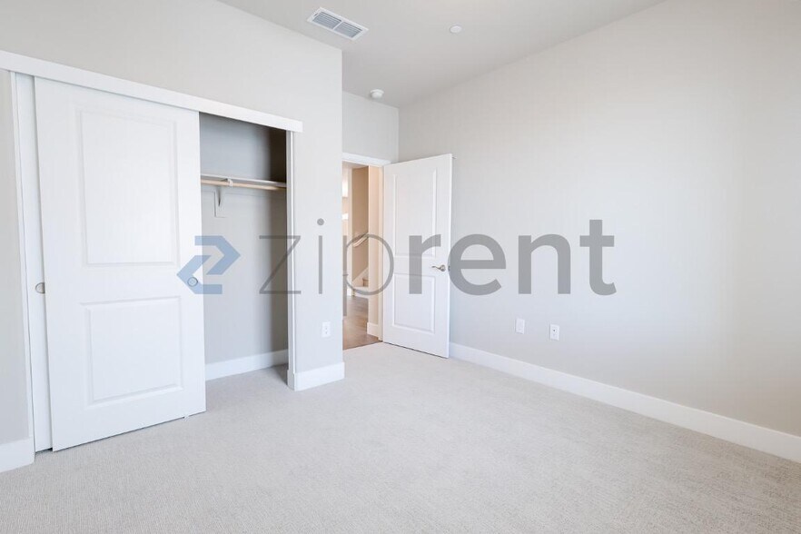 Building Photo - 905 Mirage Ln