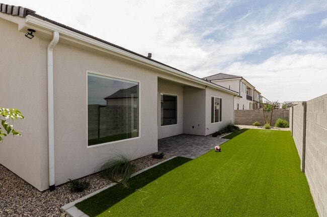 Building Photo - Stunning  4 bed | 3 bath | 3 car garage cu...