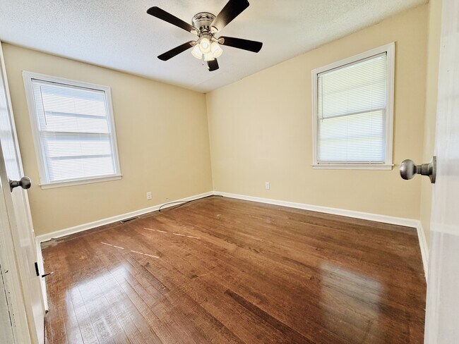 Building Photo - 400 S Highland Forest Dr
