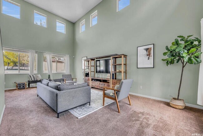 Building Photo - Large 4 Bedroom 3 Bathroom home!