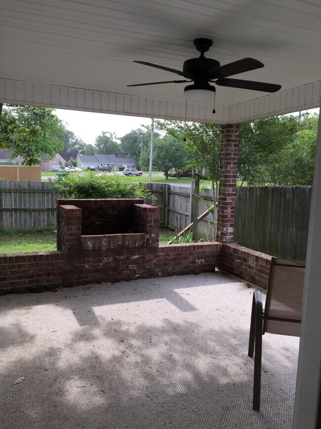Building Photo - Biloxi 3 Bedroom