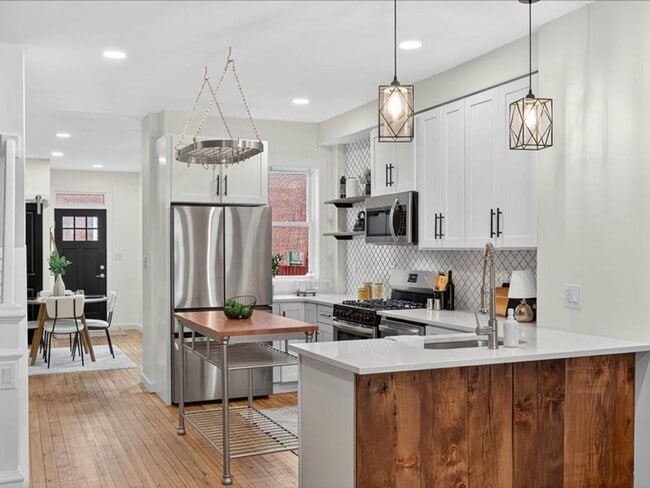 Building Photo - Gorgeous 4 Bedroom 2.5 Bathroom Available ...