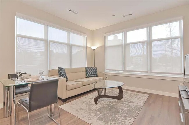 Building Photo - 40 E Pier Dr