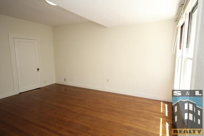 Building Photo - bedroom in San Francisco CA 94115