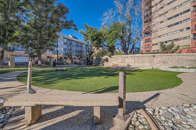 Building Photo - 100 Park Ave W