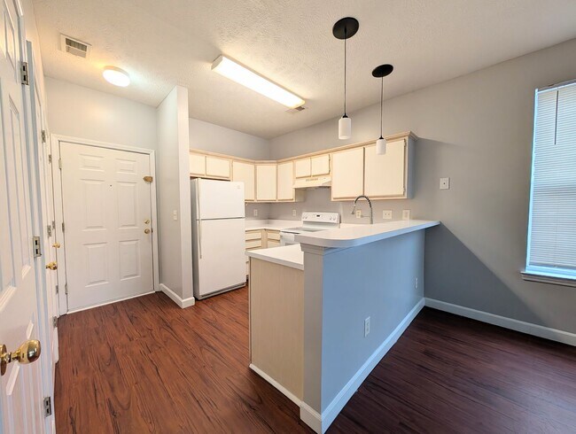 Building Photo - 484 River Oaks Dr