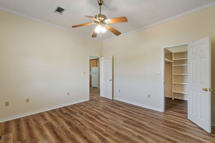 Building Photo - 2 W Lakeview Dr