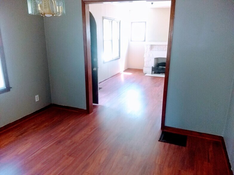 Building Photo - 1006 McMahan Ave