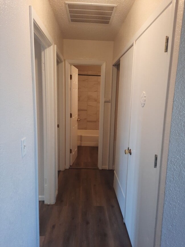 Building Photo - 3 BEDROOM | 2 BATH | HOUSE | SINGLE GARAGE...