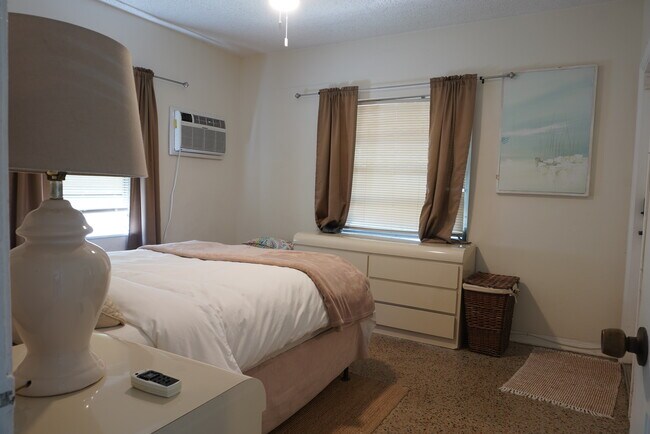 Building Photo - 10911 NE 9th Ct