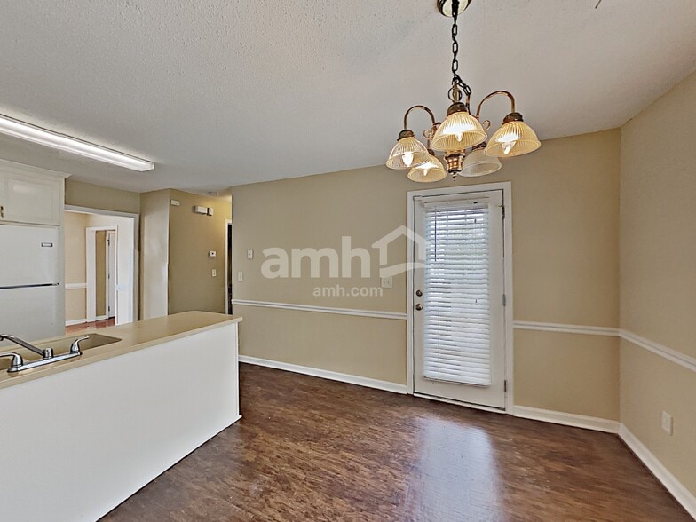 Building Photo - 1319 Vine Cir