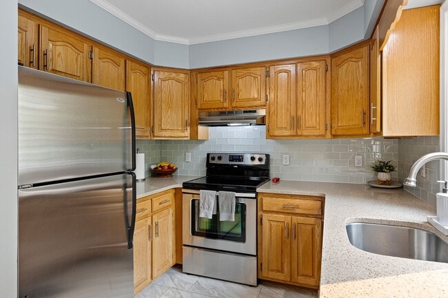 Building Photo - Beautiful End Unit Townhome in Weatherhill Farms