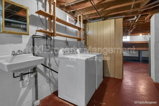 Building Photo - 1341 Coburg Rd
