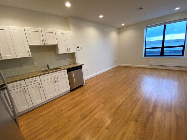 Building Photo - 875 Elm St