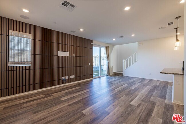 Building Photo - 27639 Sawtooth Ln
