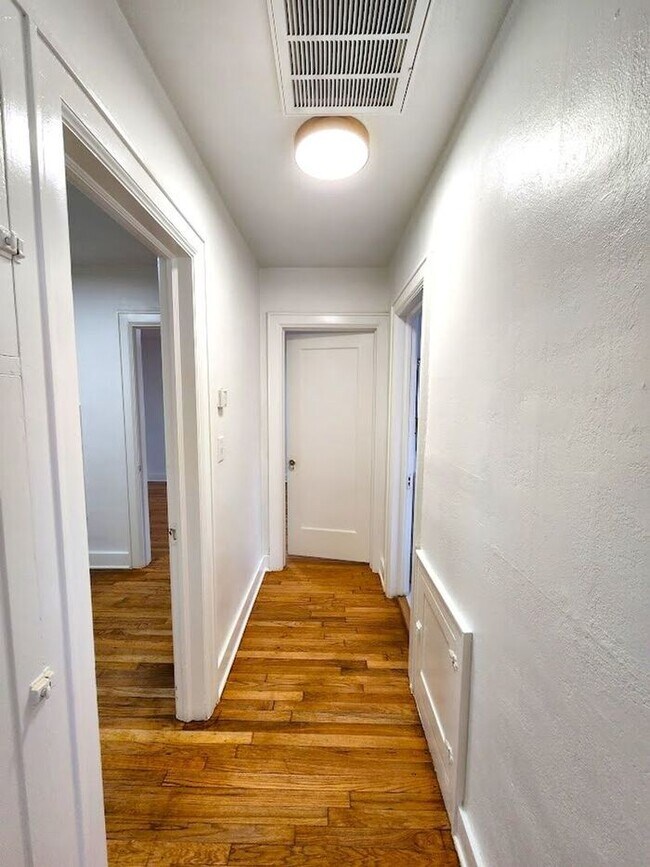 Building Photo - Remodeled 1 BED 1 BATH DUPLEX MIILER'S BLVD HISTORIC DISTRICT