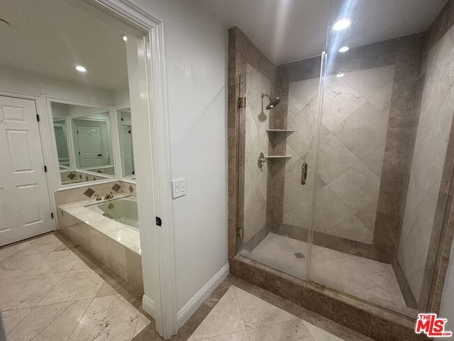 Building Photo - 324 N Palm Dr