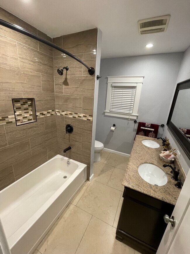 Bright lux. Bathroom - 271 Del Rey Ave