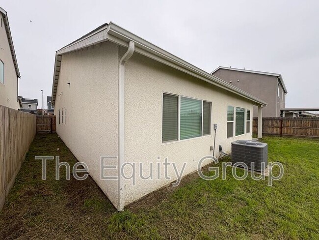 Building Photo - 217 E Tyler Ave