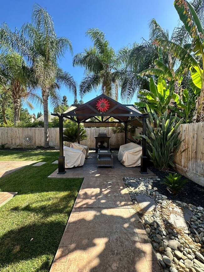 Building Photo - SE Visalia home coming soon!!