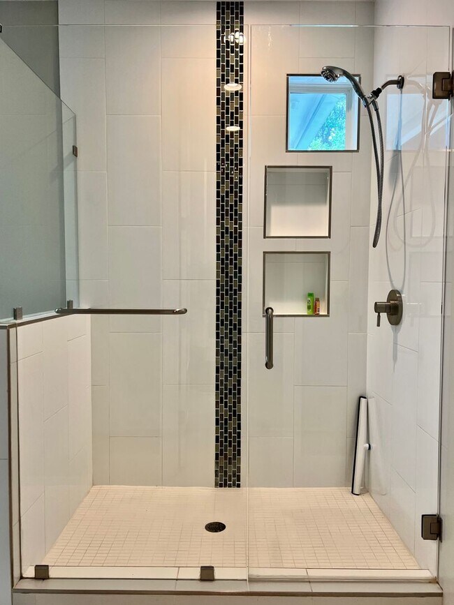 Building Photo - Hill Country Escape - 4 Bed/4 Bath Modern ...