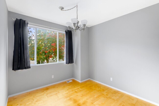 Building Photo - Wonderfully Maintained 2 Bedroom Townhome ...