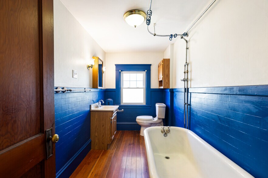 Bath - 72 Dana St