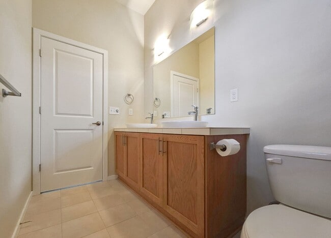Building Photo - Spacious 3BR/3.5BA Townhome in Desirable E...