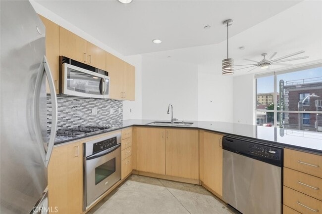 Building Photo - 285 W 6th St