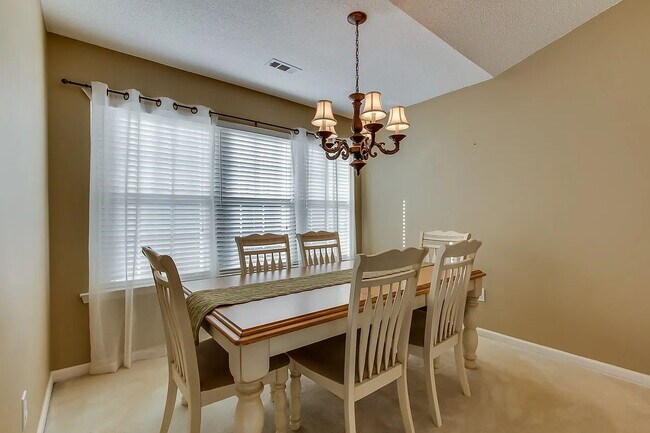 Building Photo - The perfect 3 bed, 2 bath home located in ...
