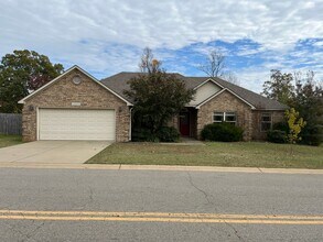 Building Photo - 15229 Skyline Dr