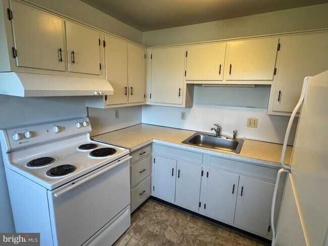 Building Photo - 3876 Shadywood Dr