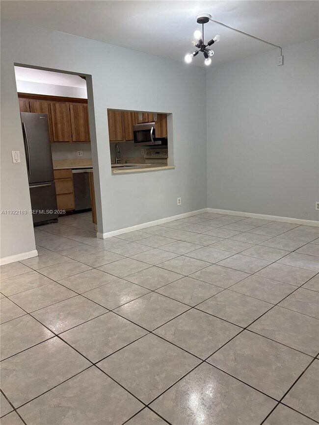 Building Photo - 702 Sunny Pine Way