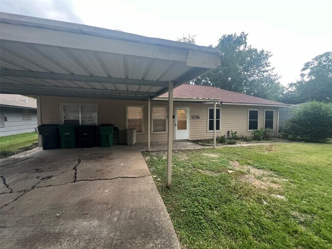 Building Photo - 5735 Kenilwood Dr