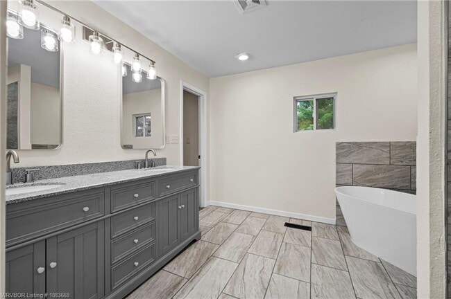 Building Photo - 4 bedroom Single Family home in Fianna Hils