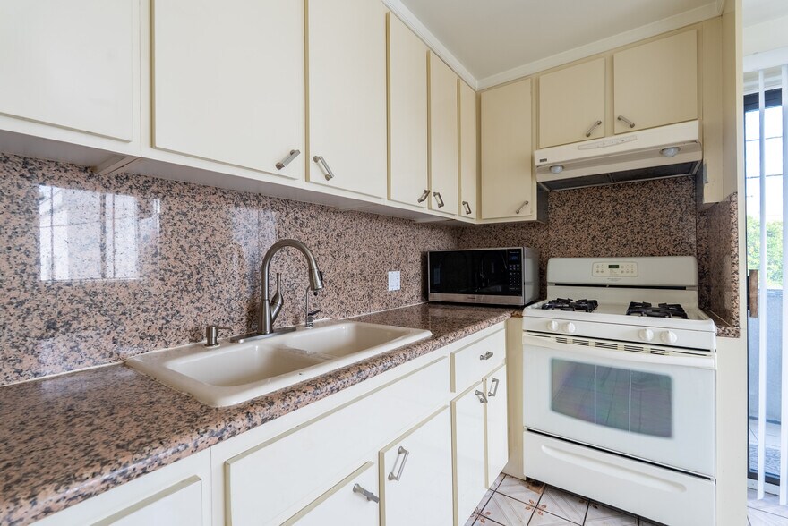 Building Photo - 1758 N Alexandria Ave