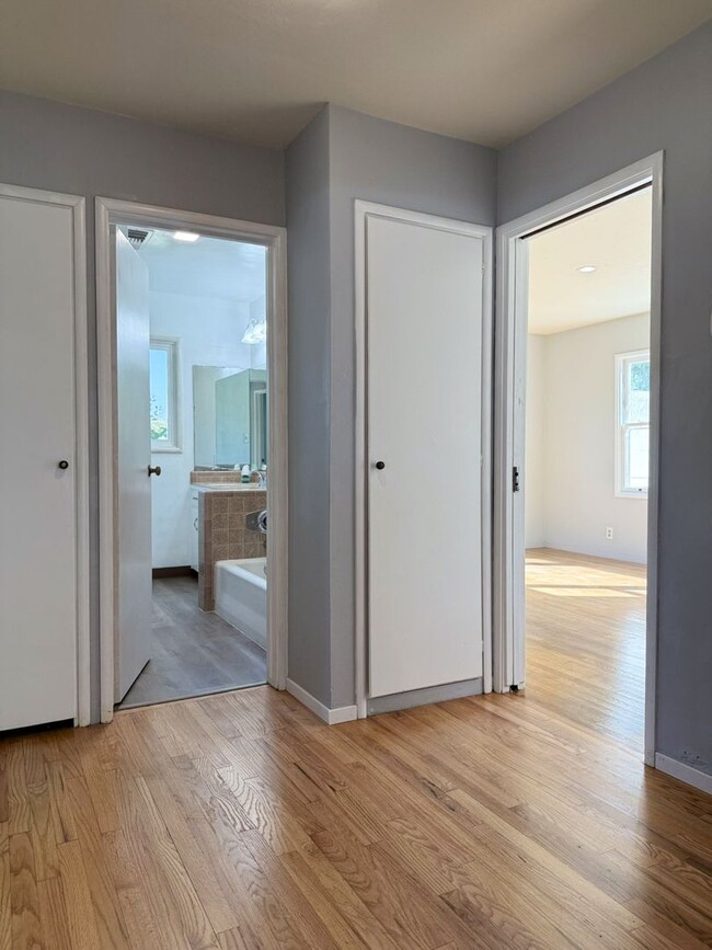 Building Photo - Spacious 2/2 home near shopping