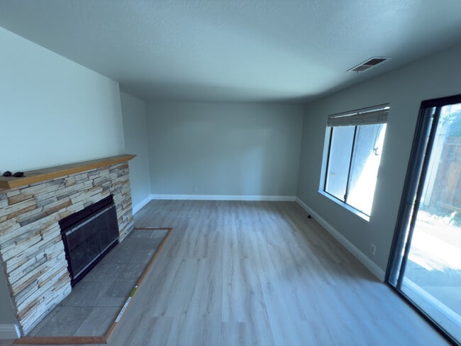 Building Photo - 3322 Santa Rita Rd