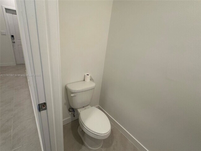 Building Photo - 822 SW 11th Ter