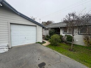 Building Photo - 2414 Loma Vista Dr 2 Bedroom 1 Bath Duplex