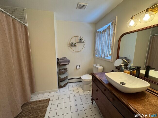 Building Photo - 237 Chestnut Hill Rd