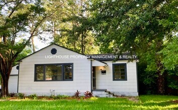 Building Photo - Renovated 2 Bed/2 Bath Home! Fantastic Loc...