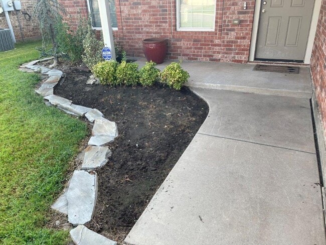 Building Photo - Newcastle Schools, great floor plan and neighborhood! New paint and carpet!