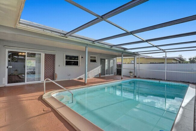 Building Photo - Beautiful 3 bedroom 2 bath Home in Miramar...
