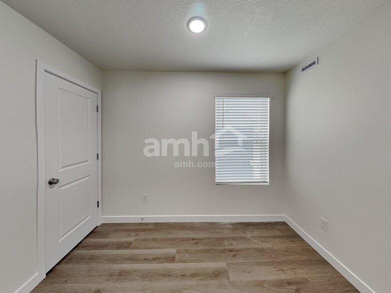 Building Photo - 1256 W Mahogany St