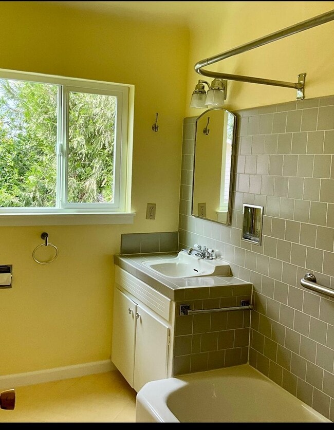 Building Photo - Welcome to this charming 2-bedroom, 2-bath...