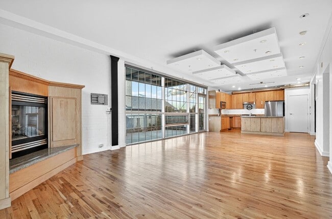 Building Photo - Stunning 3 bedroom Loft
