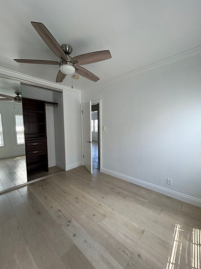 Building Photo - 750