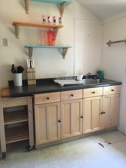 Kitchen sink/counter - 2615 Parker St