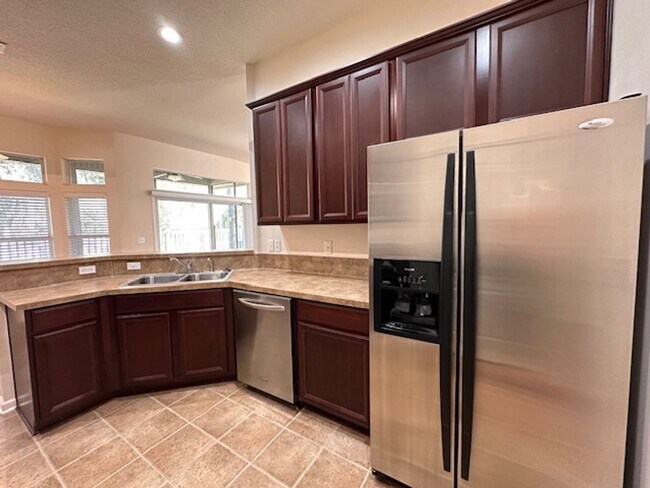 Building Photo - Large 3BD/2BA |Quiet Setting | Fenced Yard